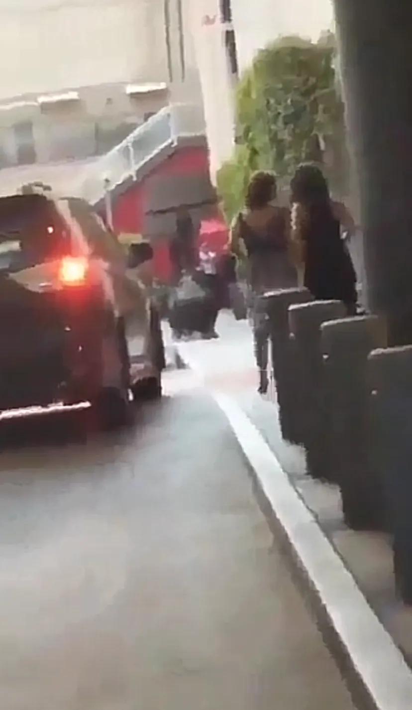 真的是讽刺，哈梅内伊的孙女穿着短裙在美国潇洒的生活，却还要告诉国内没戴头巾会被拘