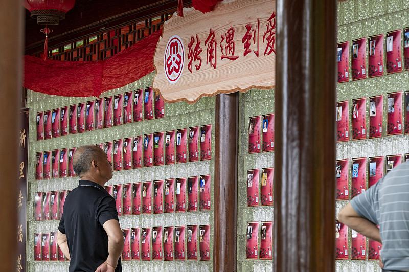 小姑娘想嫁给有钱人，
大姑娘长嫁给有钱人。
少妇也想嫁给有钱人，
老太太也想嫁给