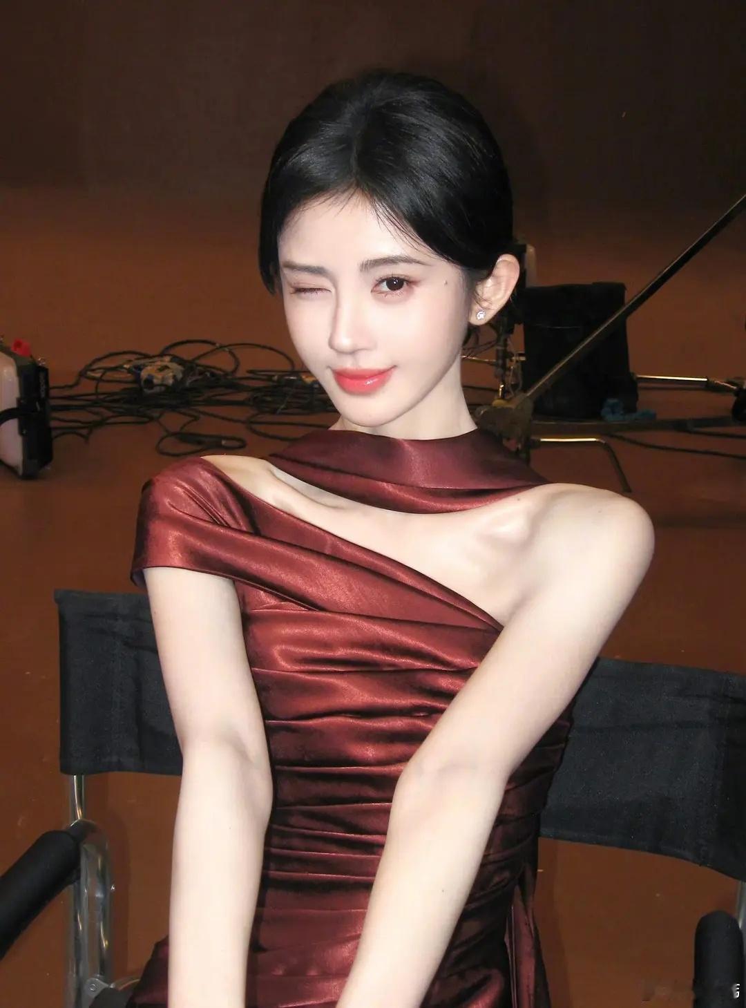鞠婧祎这个风格很轻熟很新鲜啊以前都没有过这样的 好百变 ​​​