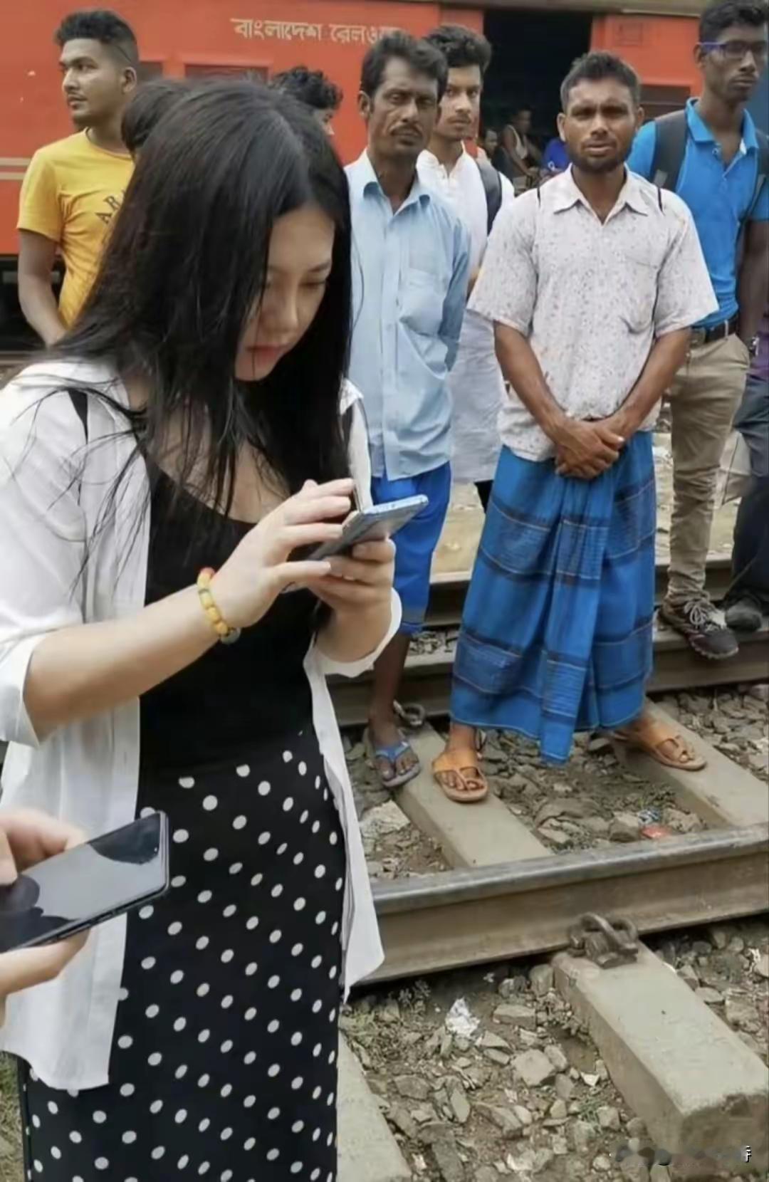 强烈建议女生
不要单独一个人
甚至两三个人
小规模去印度旅行，
光看这眼神就不寒