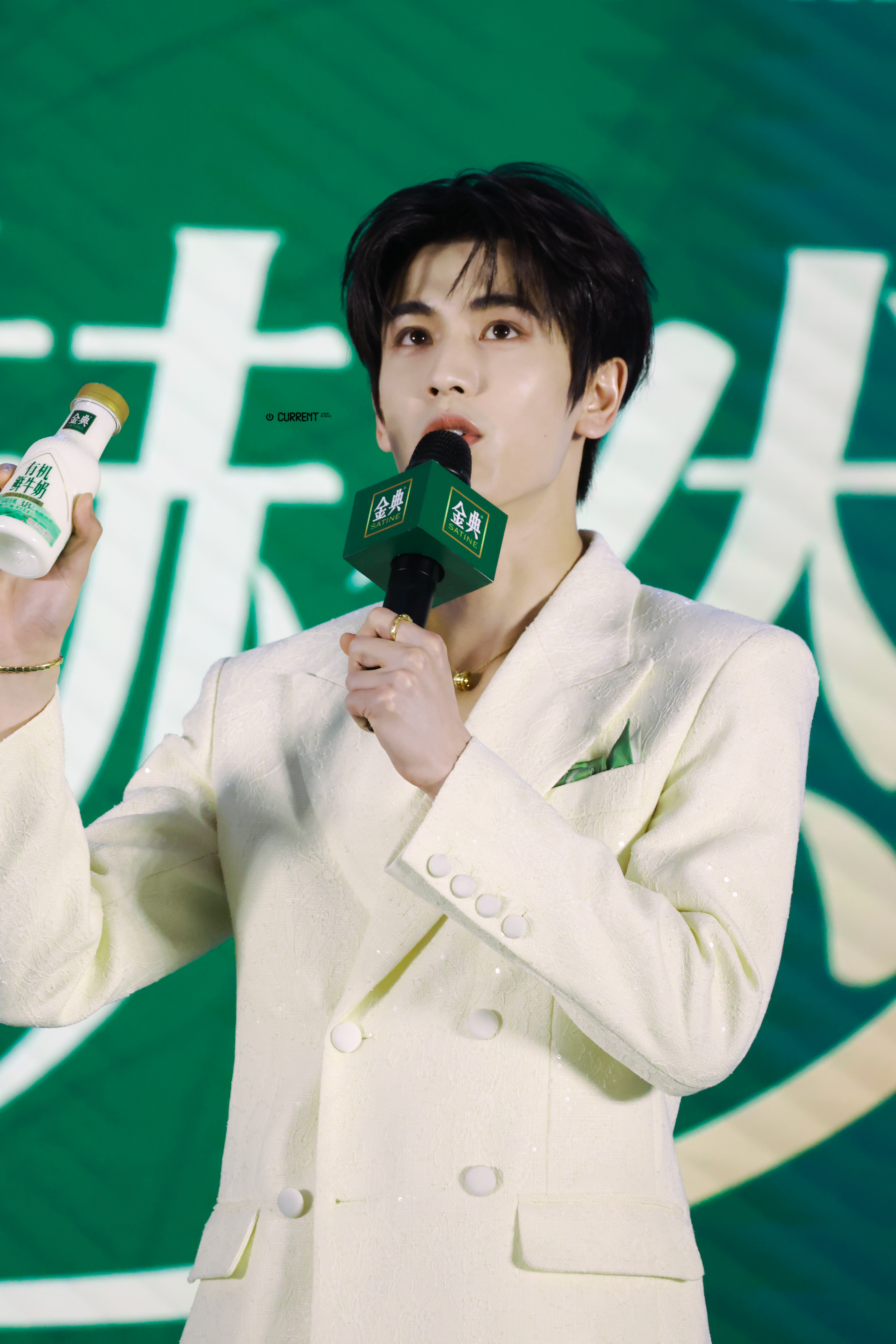 张凌赫 | 张凌赫伊利低温鲜奶代言人𝟐𝟎𝟐𝟔𝟎𝟔𝟏𝟏 金典生图的