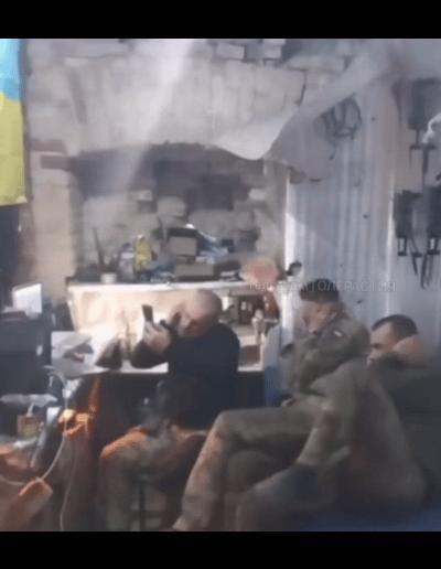 乌军一处据点截获了俄军无人机的信号，然后捂耳朵，观看了俄军无人机命中自己据点位置