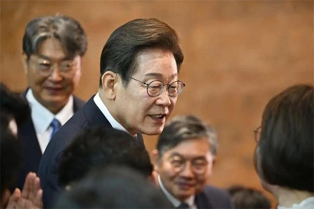 李在明支持率暴跌，关键时刻，想请文在寅为自己做背书了。
 
各位老铁，韩国政坛最