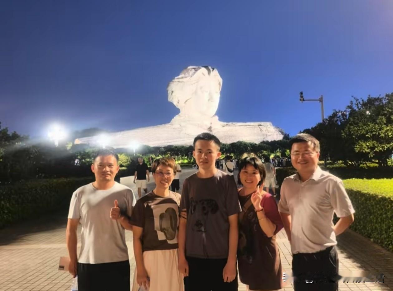 刷到贺永辉和妈妈去长沙湘雅医院治病，全程都是他班主任陪着。

网上吵翻了，不少网
