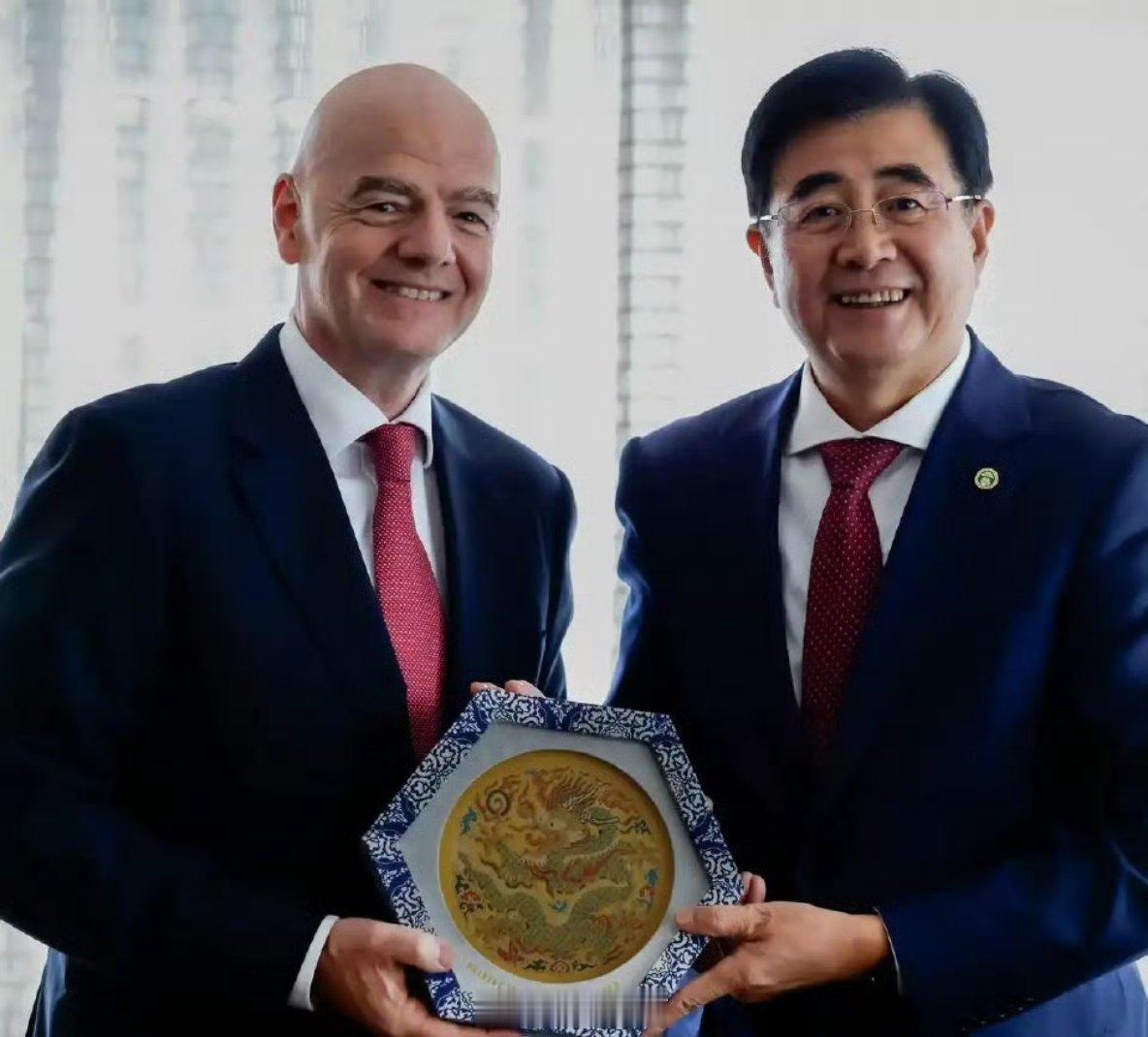 因凡蒂诺晒照与宋凯合影因凡蒂诺肯定中国足球近期发展是不是可以给🇨🇳⚽一个外卡