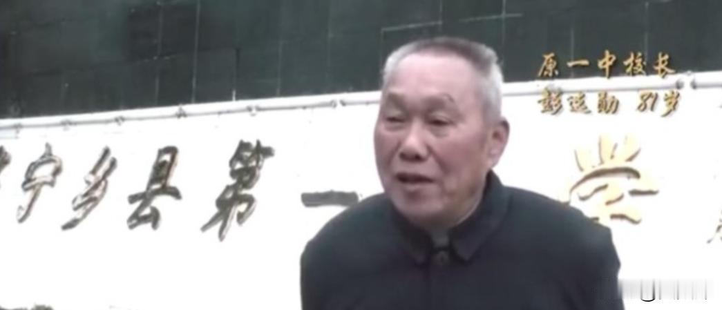1993年，湖南，16岁女孩考上高中，因家里没钱，只好到县城做保姆，60岁退休老
