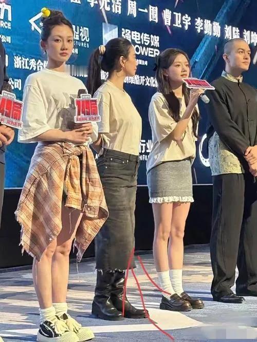 镜头中的苗苗不愧是学舞蹈的，站姿挺拔，气质出众，穿搭随意洋气，小鸭子头饰太抢镜；