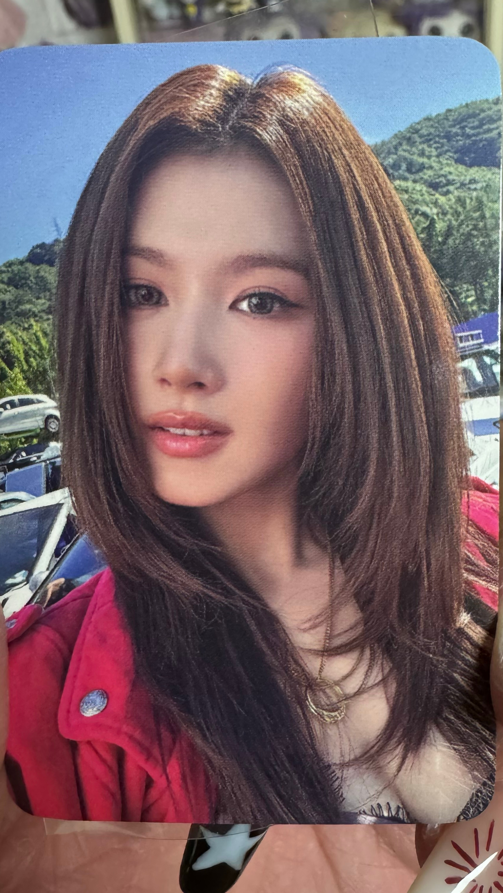 你们懂什么啊你们什么都不懂 我觉得这张卡非买不可的原因只是觉得背后的蓝天青山很养