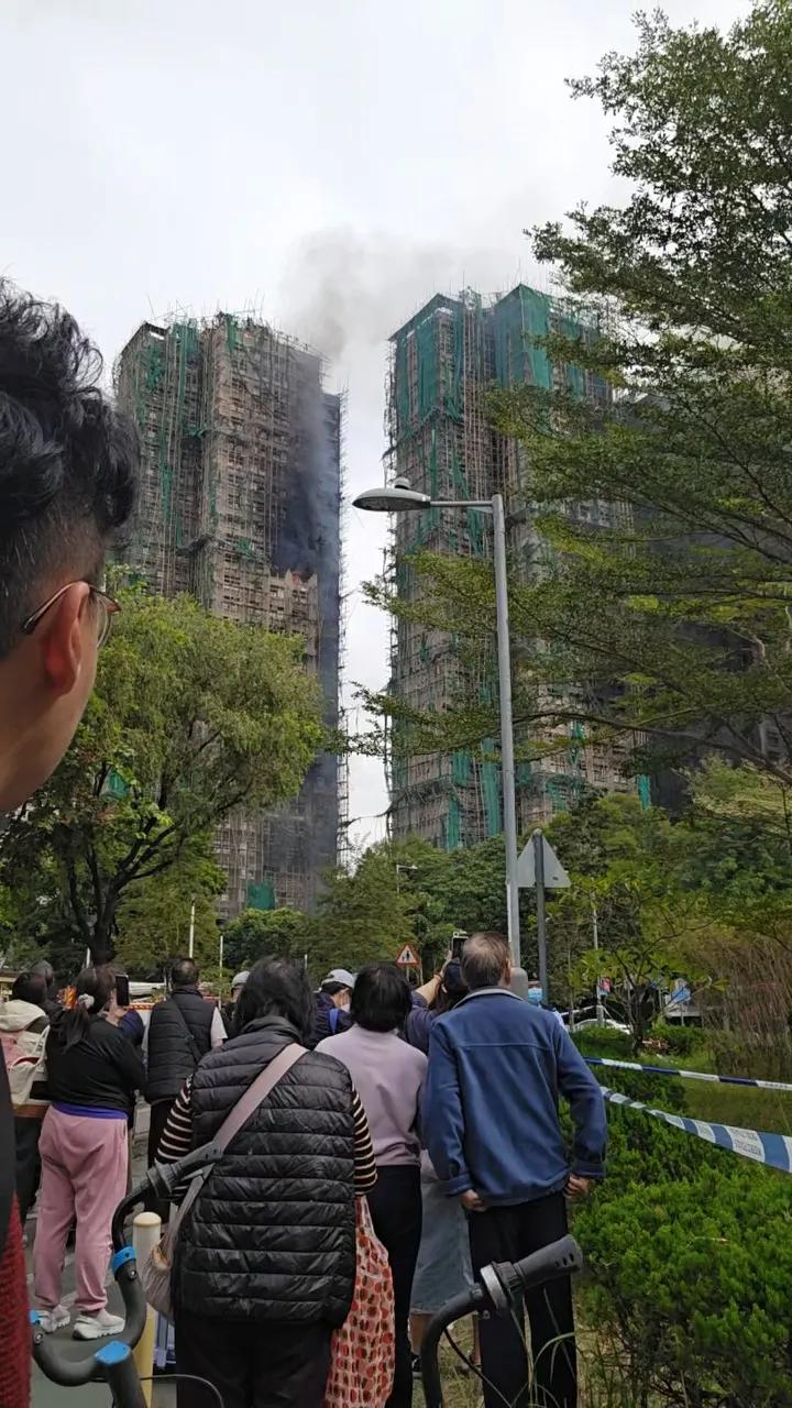 大埔宏福苑五级火死亡人数增至44人，包括一名消防人员。警方凌晨拘捕3名本地男子涉