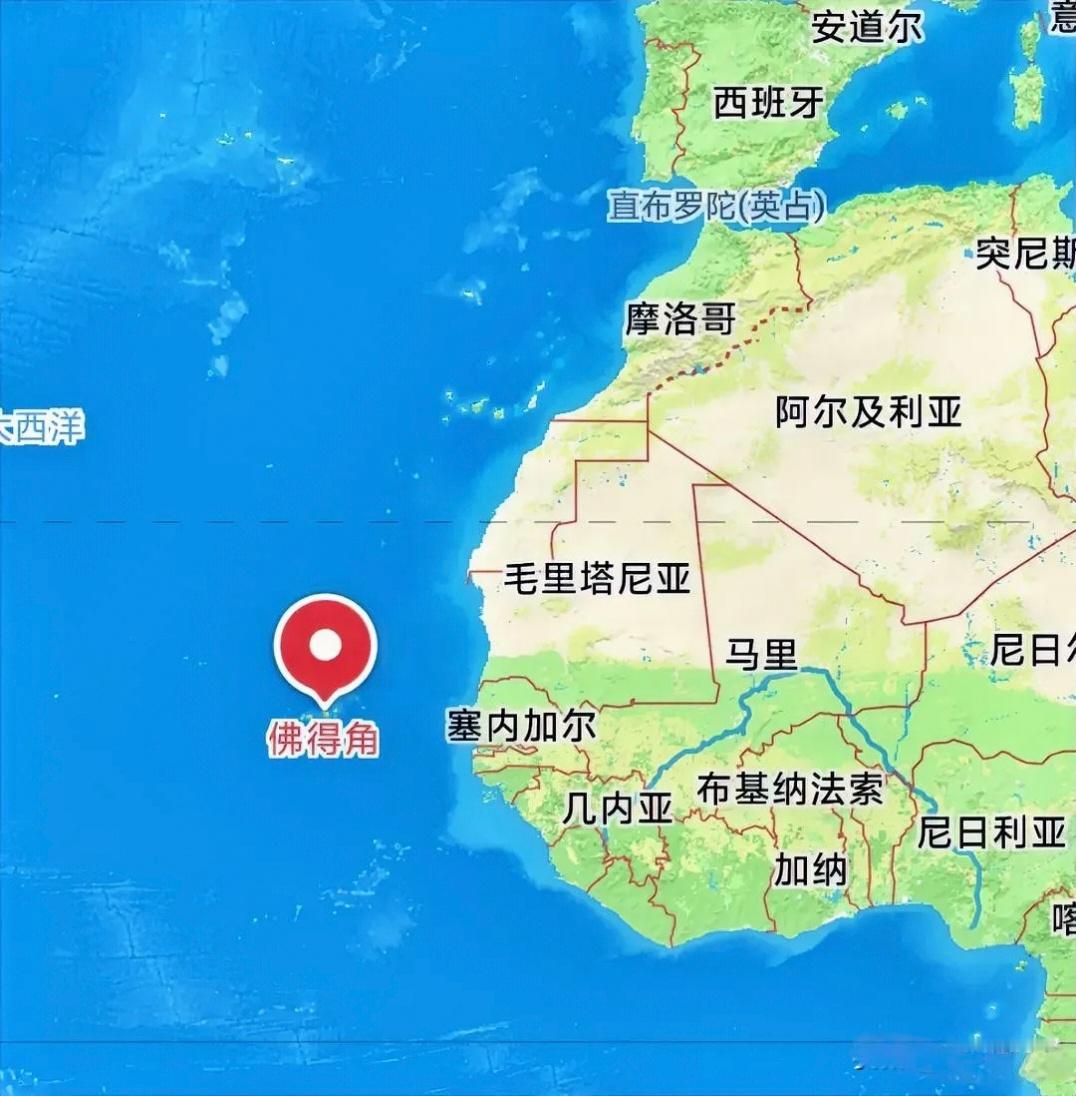 逼平西班牙的佛得角在哪儿？非洲大陆正西方的一个小岛上，缩小地图如下图，也只有几个