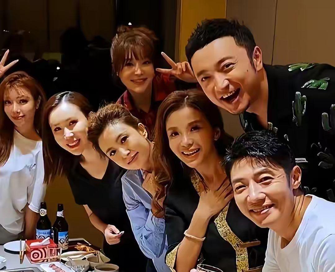 几位主持人同框：我只认出了朗目疏眉的尼格买提，充满异域风情的朱迅，笑容可掬的撒贝