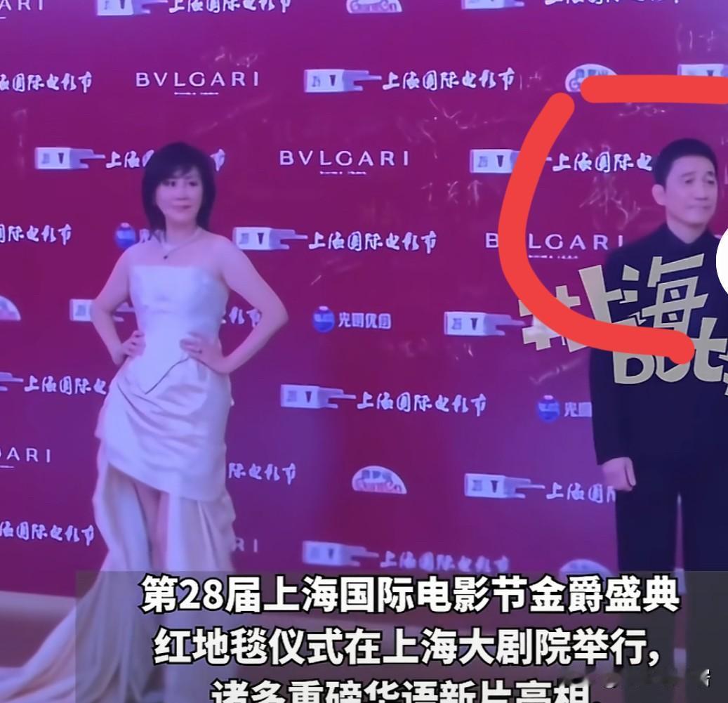这可能就是“妻管严”的后果吧？
近日梁朝伟和刘嘉玲一起出席活动，梁朝伟唯唯诺诺的