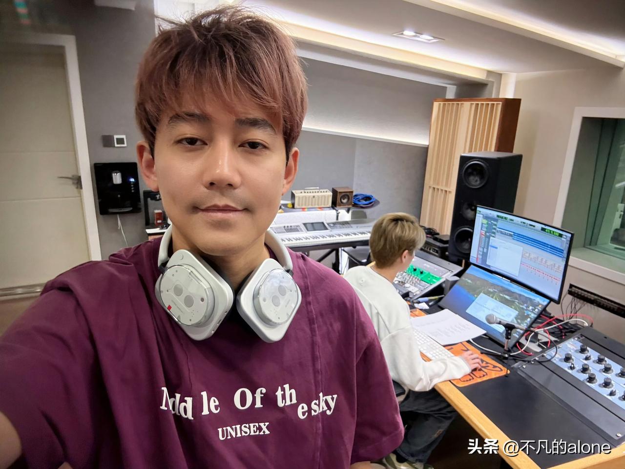 醒哥终于更新动态啦！
3月27日，苏醒发文说：“我对工作的热情，全都写在脸上了。