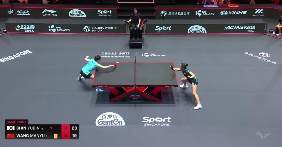 王曼昱19比21申裕斌首局打出罕见高分，双方缠斗至21-19，王曼昱惜败。这一局