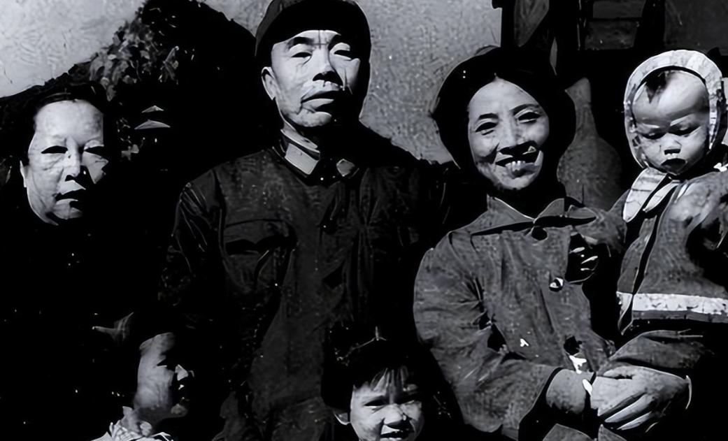 1948 年，曾泽生在长春率部起义。蒋介石得知后暴跳如雷，直接给北平宪兵团下了一