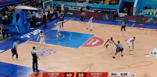 法尔背打周琦成功，轻松抹过获得加罚，身体条件好太多

法尔和周琦是一个类型，都是