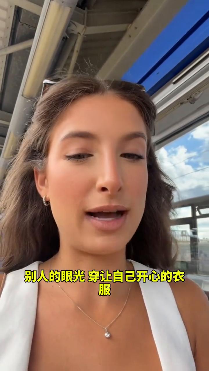 大胸女生穿夏日连衣裙时的内心活动。
大胸女生才懂这种感受，在家试穿裙子觉得自己超
