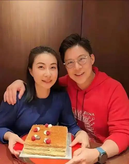 大年初一，霍启刚与郭晶晶甜蜜合体拜年啦！二人身着喜庆服饰，一起做汤圆元宵，手拿福