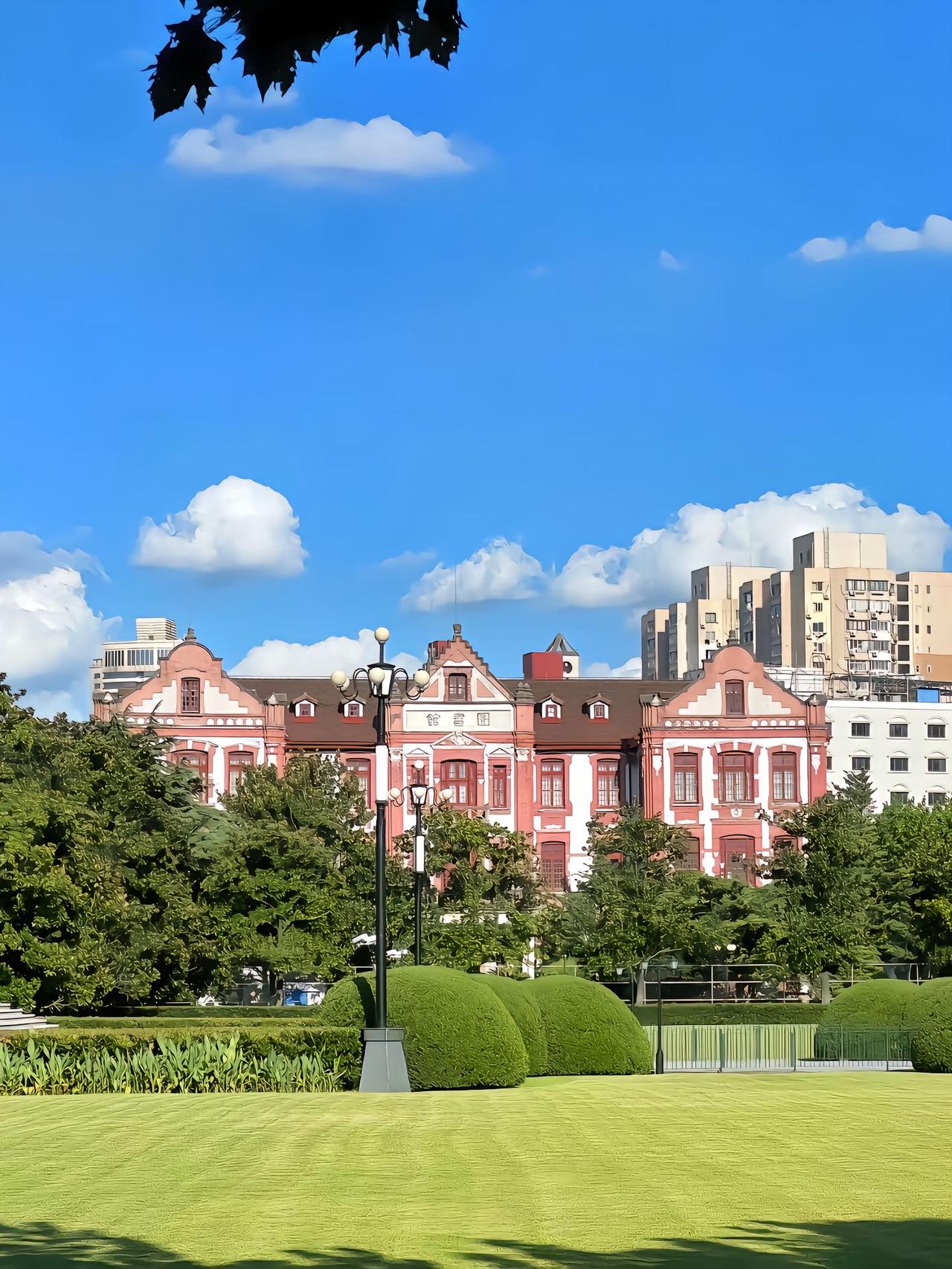 我同学在这个学校，从美国回来的，上次带孩子过去转了一转。我说孩子，你的目光要放远