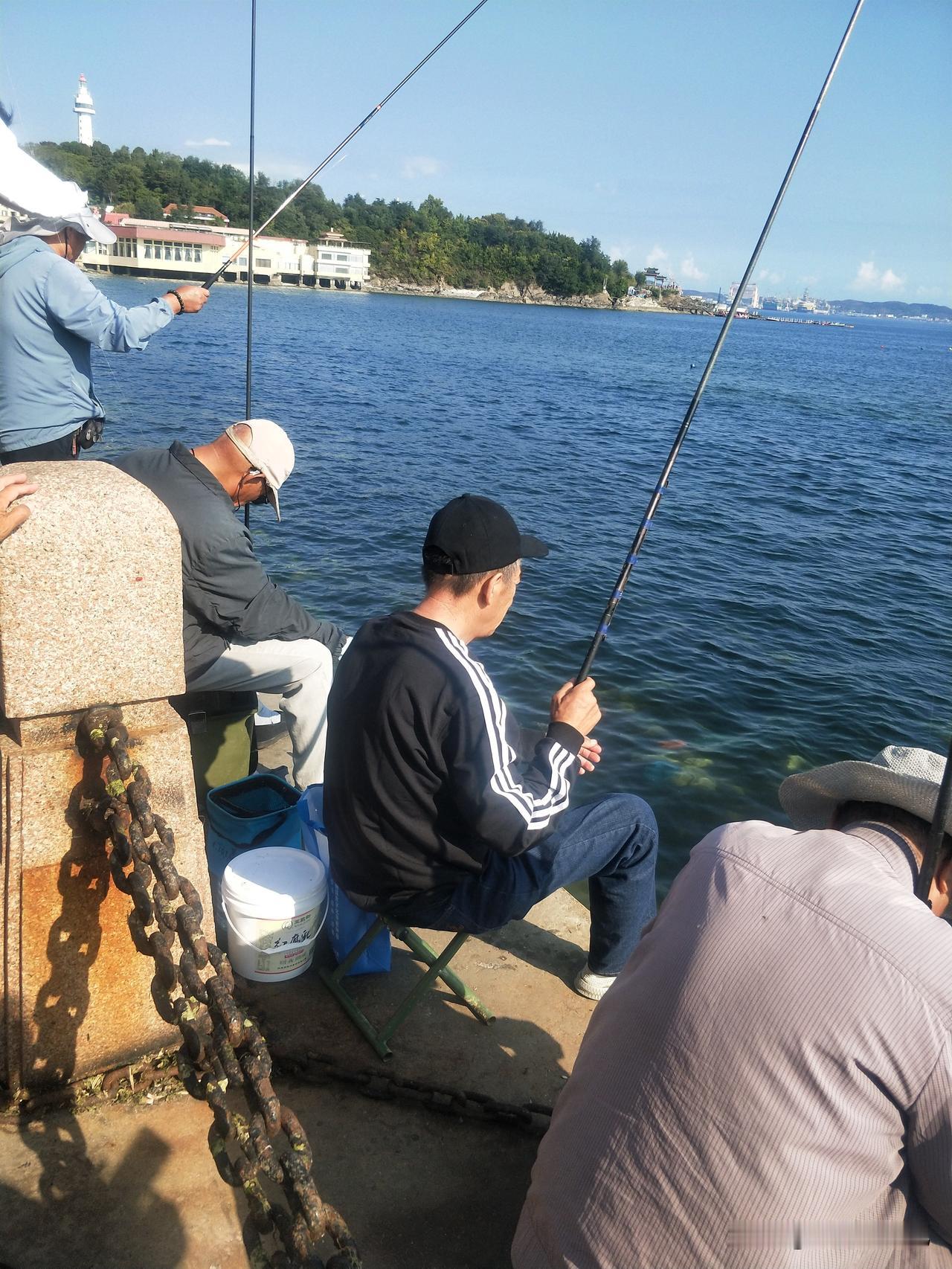 第一海水浴场的大海就在我家房后，每次上烟台山医院。我都在海边走，路过海边。今天又