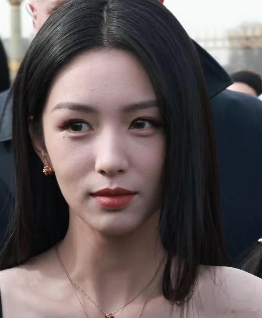现实里见到的周也，毫无ps滤镜 ​​​