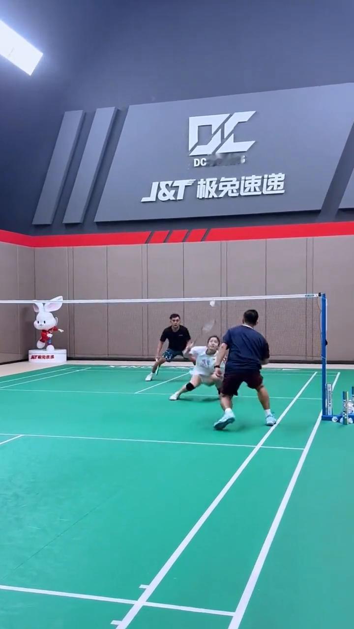 主要是来捣乱的。
谨以此片构建和谐球场氛围。战术性擦汗。