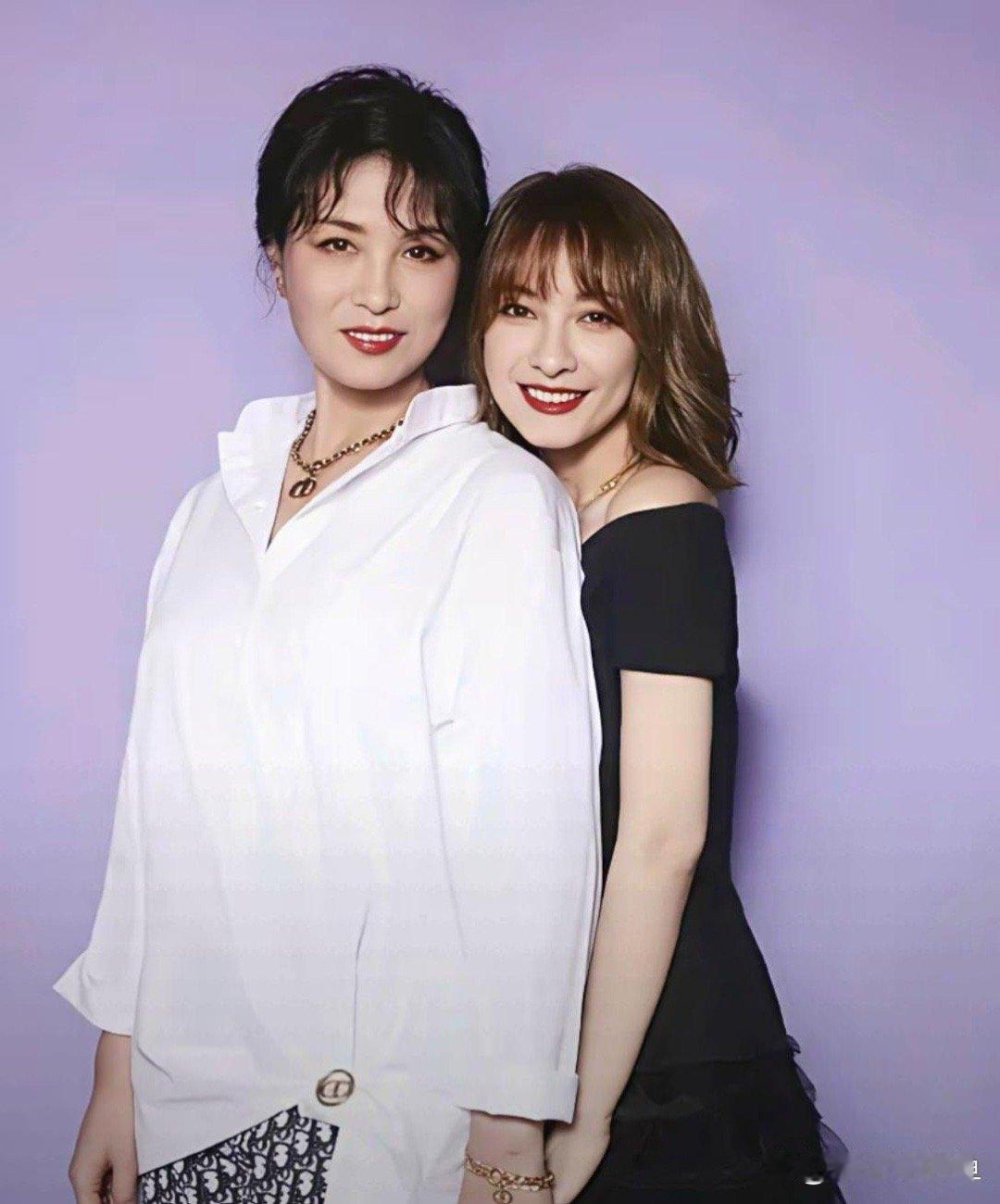 真的被吴昕妈妈惊艳到！气质颜值都好绝，感觉比吴昕还要好看～ 