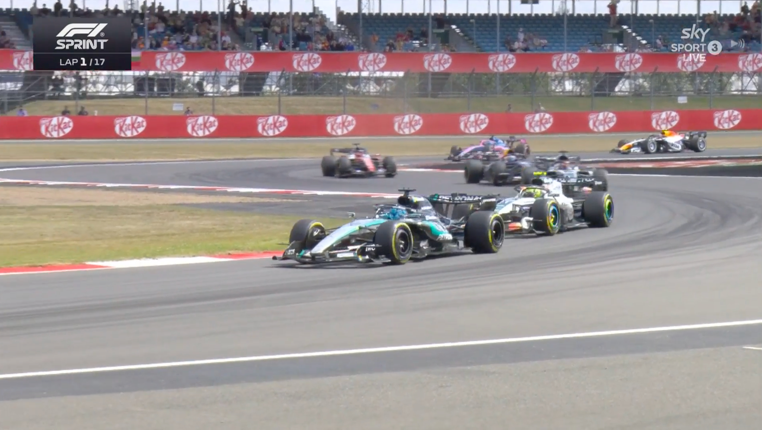 拉塞尔连续两个弯角连续过掉两台迈凯伦！F12026F1英国大奖赛