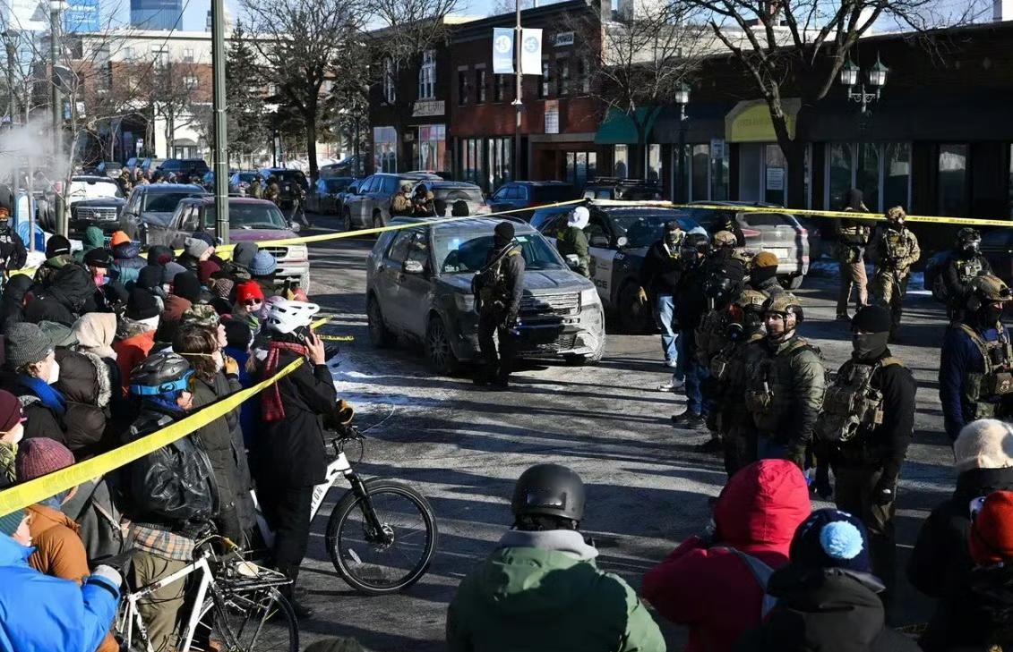 如果现在美国公民去跟着抗议或者观看别人抗议，你都可能被射杀。根据已确立的自卫法，