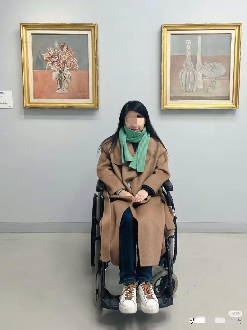 蒋方舟在意大利出了车祸，需要用轮椅代步！

锡耶纳是她心中最美的小城，可惜不应景