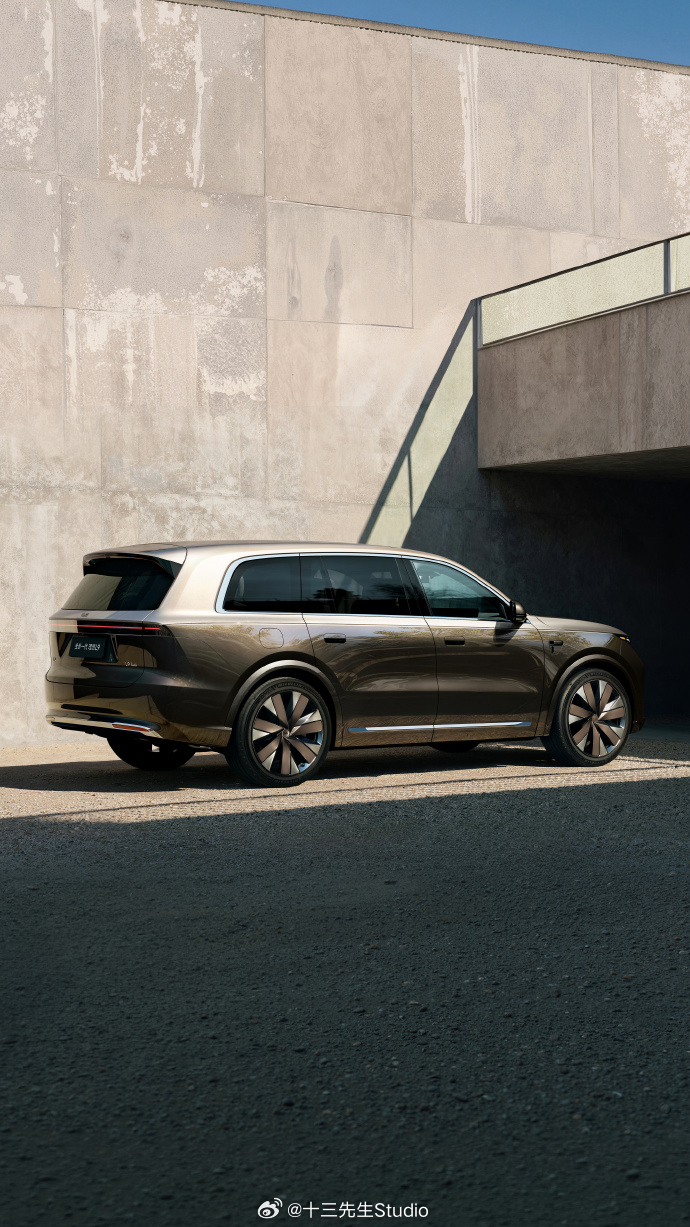 新L9的D柱更宽，星环尾灯也有所缩短，这也让尾灯跟后叶子板的切线变得更加立体一些