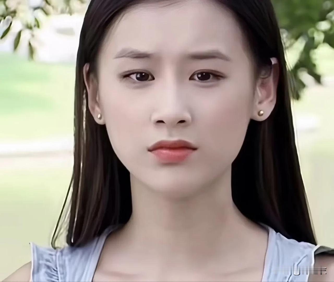红苹果乐园时期的黄圣依一出场就是惊为天人，感觉比她在功夫饰演的哑女还惊人。

记