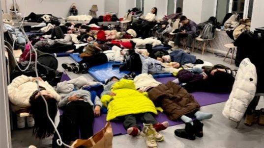 凤凰新闻【中国游客被困俄罗斯极光村超40小时】据上游新闻，2月17日，多位在俄罗