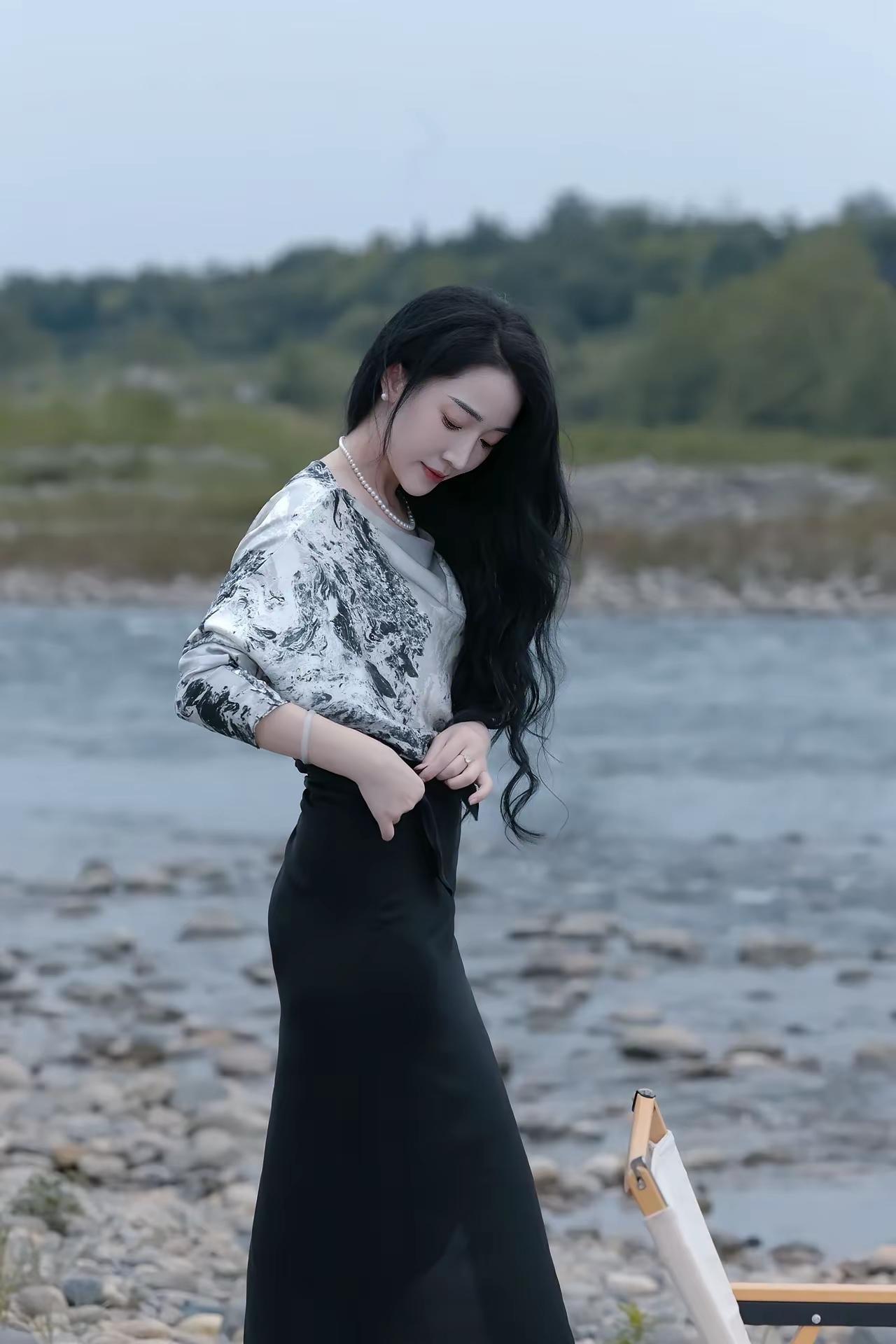 初见时的悸动，像突然绽放的烟花，照亮了整个夜空。