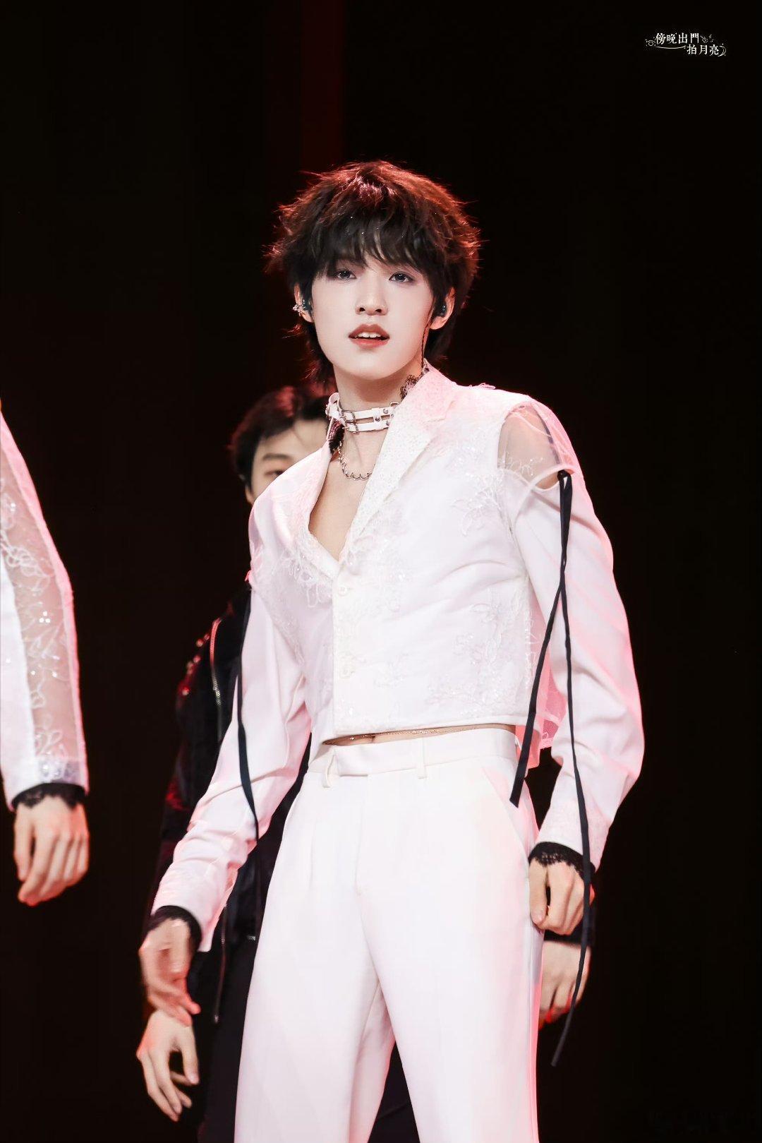 张泽禹别看手机看看我吧张泽禹毛绒小王冠泽禹这反差萌太绝了，台上霸气台下软萌，毛绒