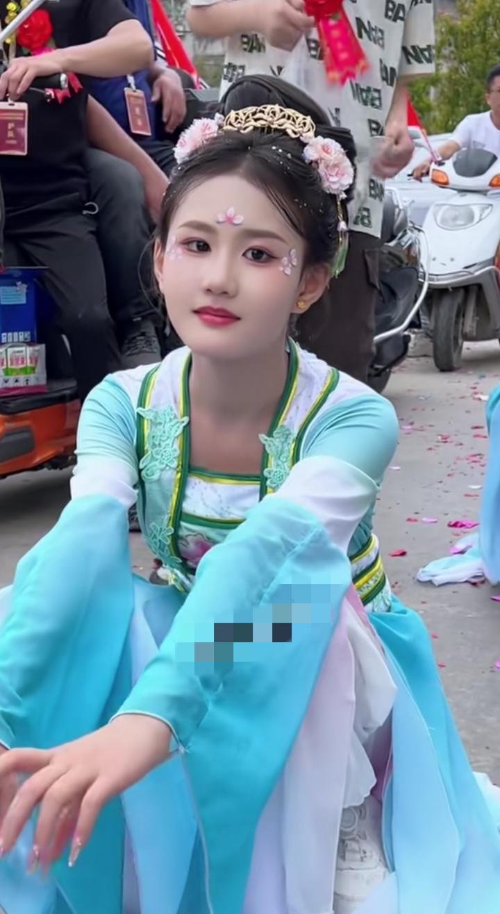 张羽彤这波颜值直接鲨疯了！亮相“营老爷”民俗活动的造型美到出圈，蓝白绿配色的舞衣