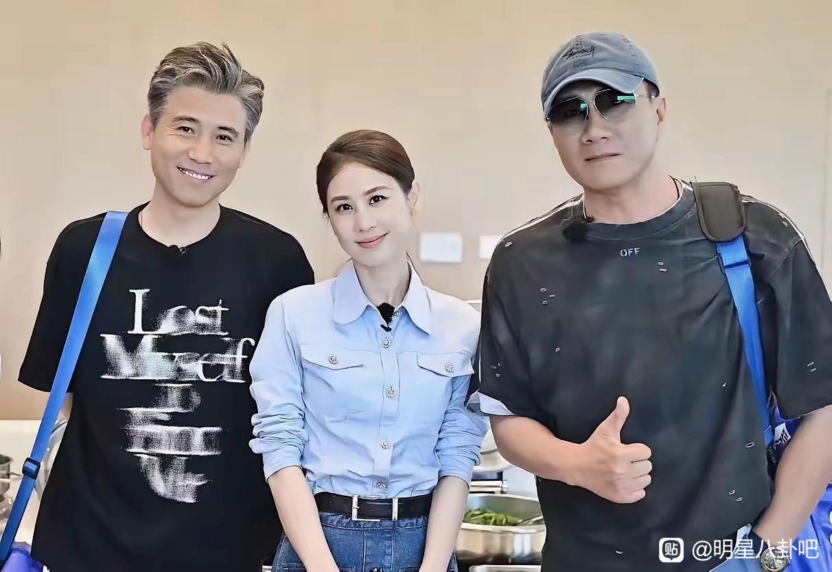 黄圣依这婚真是离对了我看见她新书签售会路人拍的生图，只想感叹一句，这是43岁的女