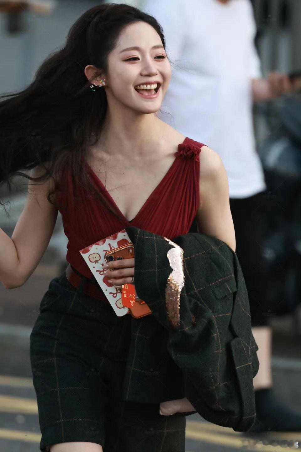 乌兰图雅者来女万千惠直播乘风2026三位姐姐用实力点燃舞台，带病坚持全开麦，民族