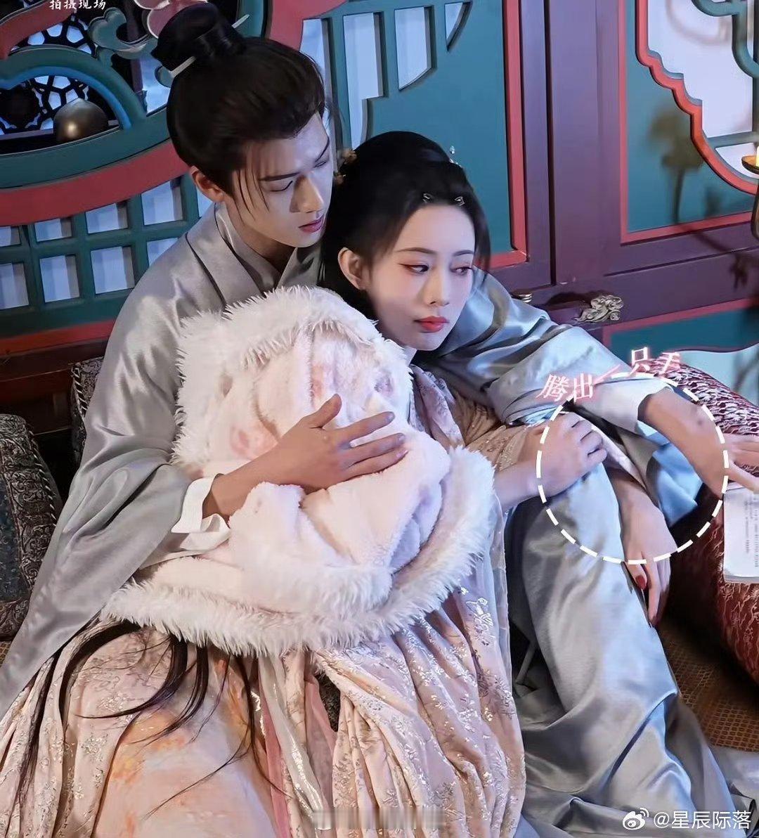 孟子义趴李昀锐胸口没有九重紫好嗑了……这俩完全工业糖精，前几天综艺还装不认识呢，