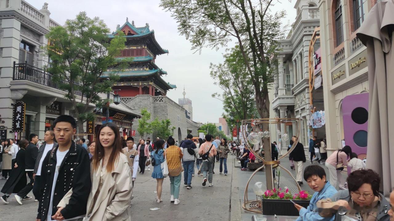 双十一是一个全国人民购物的好节日，人们都想在这个关键的时刻，去网上或者是在实体店