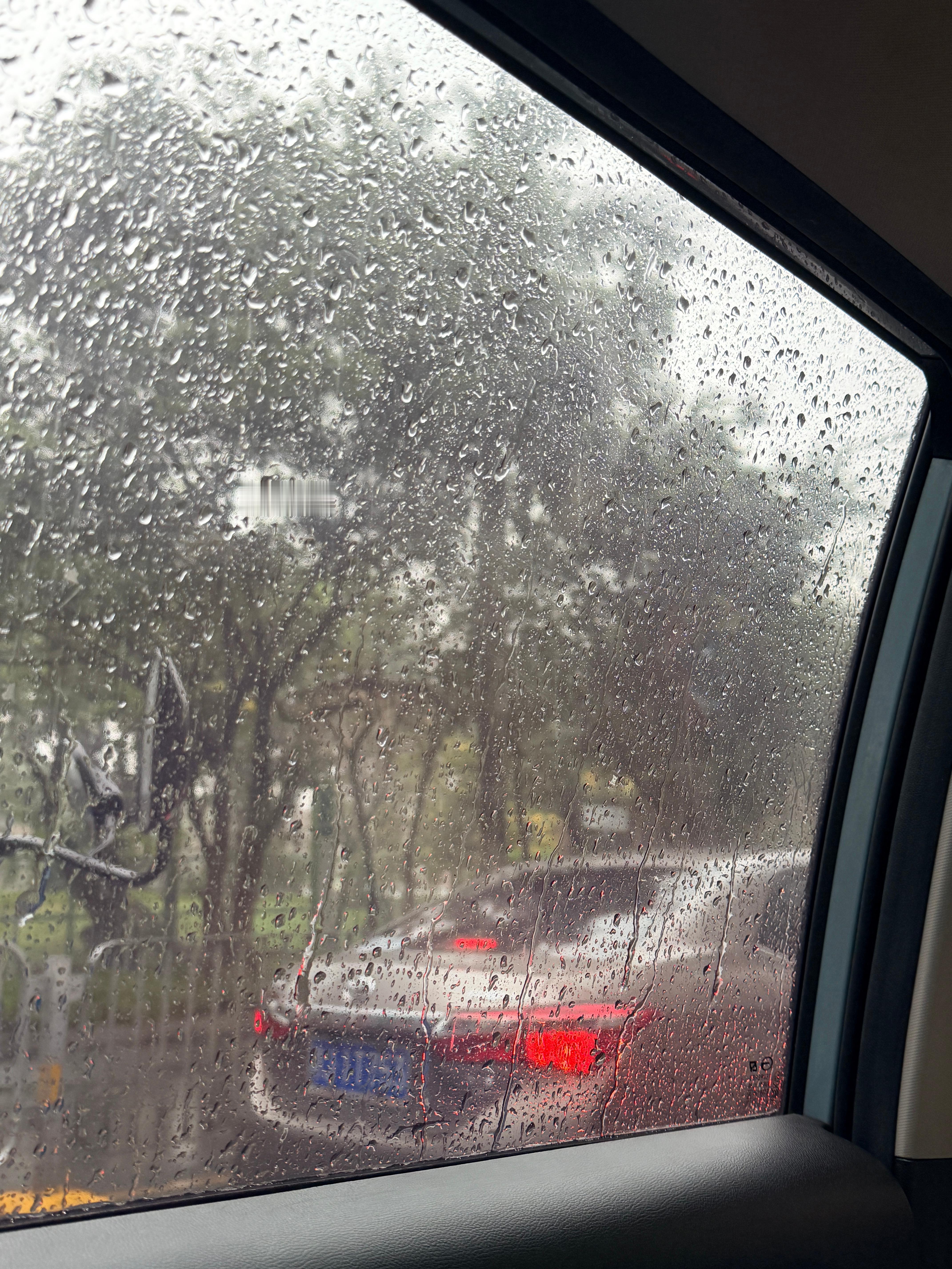 善变的天气如同______