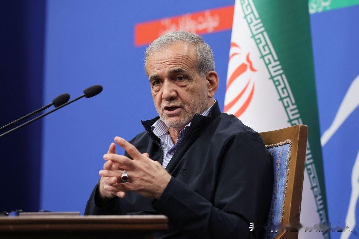 伊朗总统佩泽希齐扬，亲自跑去了捐赠仪式现场，当着所有人的面给中国鞠躬道谢，还顺手