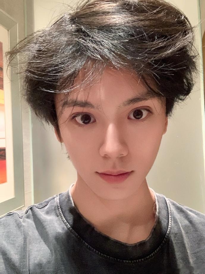 左航两层眼皮很正常不多也不少左航又来报备了~今日状态:今天眼皮貌似很正常，就两层