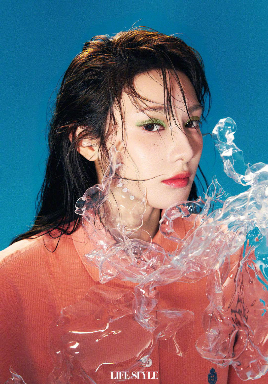 彭小苒hold住了荧光绿眼影 解锁全新时尚风格！彭小苒登上《精品购物指南Life