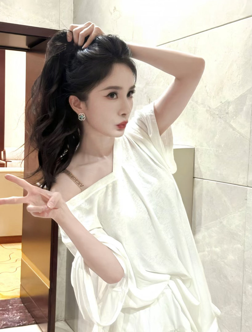 内娱明星眼里的杨幂在一众内娱明星眼中，杨幂颜值气质出众、业务能力能打，清醒通透情