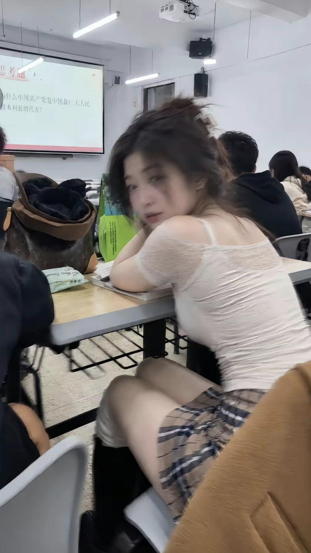 虽然是最无聊的一门课，但却从来没请过假，没有过迟到早退，假装听得很认真，就因为上