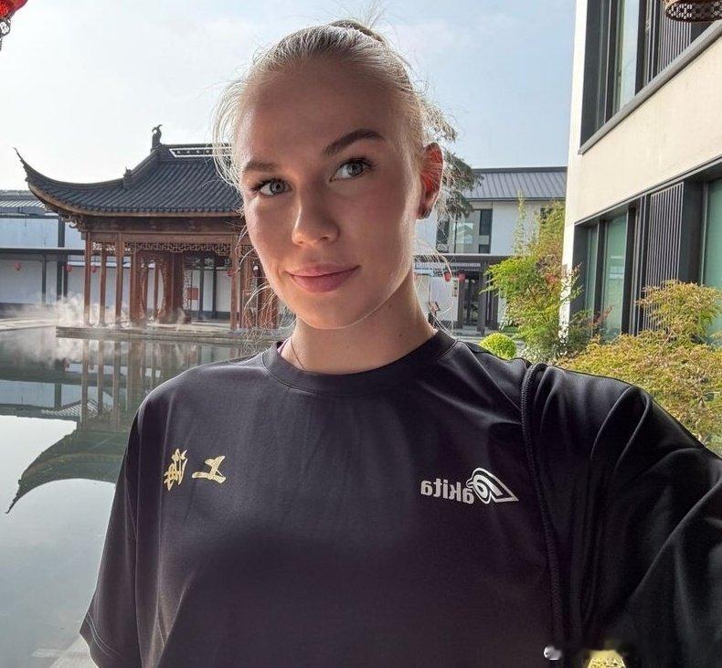📸🇷🇺费多罗夫采娃抵达上海，其与上海女排解约的谣言不攻自破#女排[超话]#