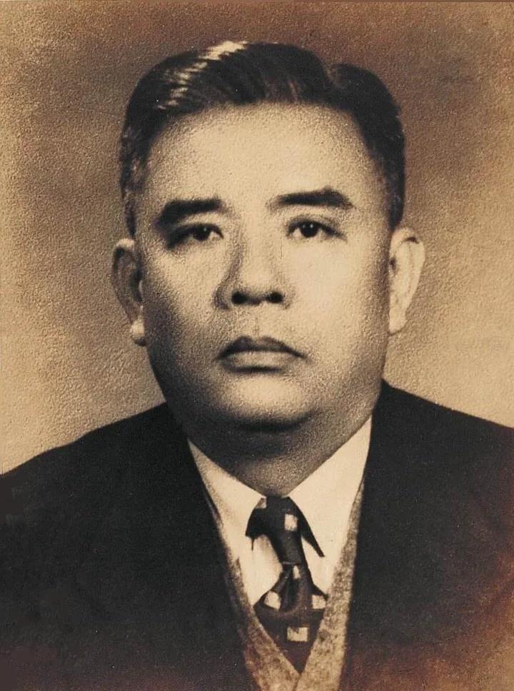 1948年底，辽沈战役结束后，蒋介石基本赔光了在东北的本钱，只得抓紧时间收缩战线