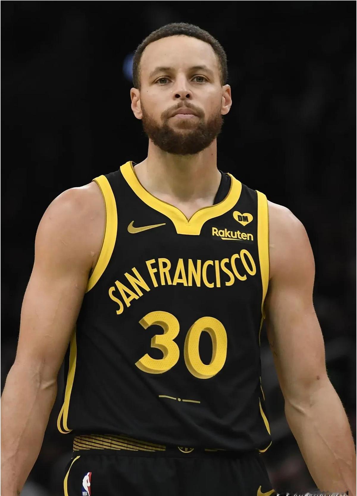 内史密斯爆了，31分，三分雨下得库里都愣了。
没人指望他，但他一出手，球就往篮里