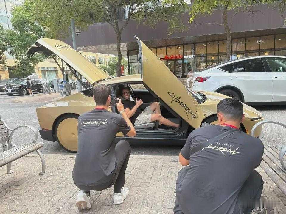 没有方向盘，跑一公里只要8毛，特斯拉这台车让网约车司机坐不住了
 
没有方向盘，